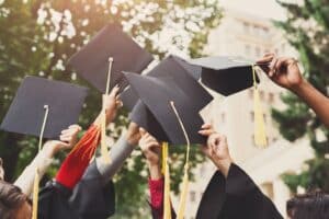 étudiants levant un diplôme - école d'esthétique réussite
